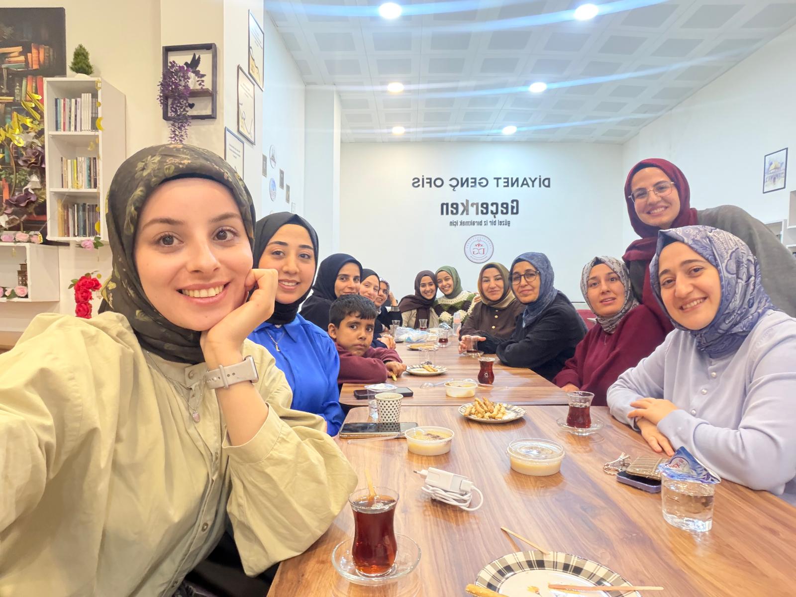 4-A Sınıfı Öğrencileri Danışman Hocası Arş. Gör. Fatma Esra Sağır ile İftarda Bir Araya Geldi